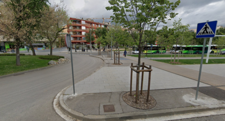 Rotonda de la Plaça Celler on el carril bici desapareix des de fa 24 anys