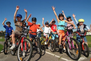 Camins escolars segurs a peu i en bicicleta