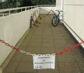 Pàrquings de bicicleta segurs al interior de les escoles